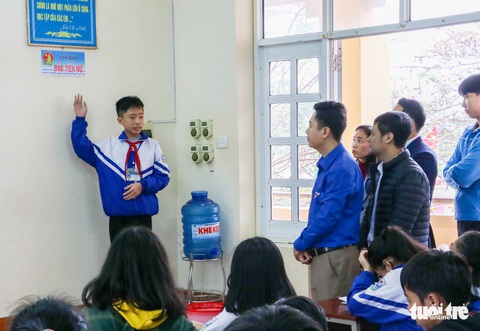Tặng giấy khen cho trường đặt tên lớp theo các đảo ở Trường Sa - Ảnh 3. Tặng giấy khen cho trường đặt tên lớp theo các đảo ở Trường Sa - Ảnh 3.