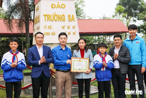 Tặng giấy khen cho trường đặt tên lớp theo các đảo ở Trường Sa - Ảnh 1. Tặng giấy khen cho trường đặt tên lớp theo các đảo ở Trường Sa - Ảnh 1.