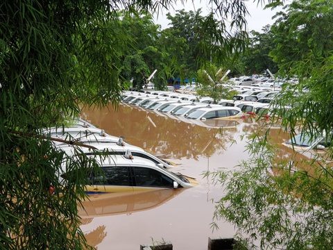 Nước ngập nhấn chìm thủ đô Indonesia ngay ngày đầu năm mới - Ảnh 1. Nước ngập nhấn chìm thủ đô Indonesia ngay ngày đầu năm mới - Ảnh 1.