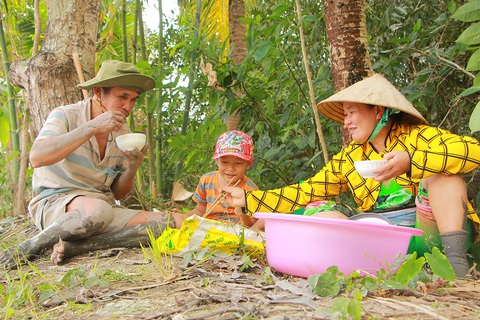 Ông mù mần ruộng - Ảnh 3. Ông mù mần ruộng - Ảnh 3.