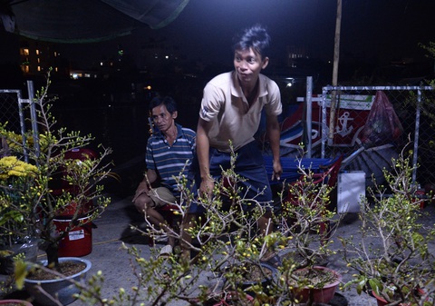 Chợ hoa không nói thách, người Sài Gòn vui vẻ mua hoa đến nửa đêm - Ảnh 8. Chợ hoa không nói thách, người Sài Gòn vui vẻ mua hoa đến nửa đêm - Ảnh 8.