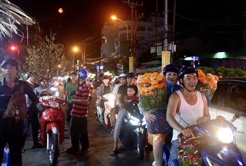 Chợ hoa không nói thách, người Sài Gòn vui vẻ mua hoa đến nửa đêm - Ảnh 4. Chợ hoa không nói thách, người Sài Gòn vui vẻ mua hoa đến nửa đêm - Ảnh 4.