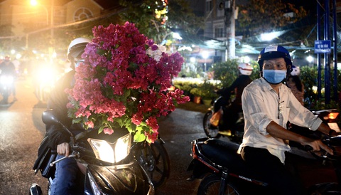 Chợ hoa không nói thách, người Sài Gòn vui vẻ mua hoa đến nửa đêm - Ảnh 6. Chợ hoa không nói thách, người Sài Gòn vui vẻ mua hoa đến nửa đêm - Ảnh 6.