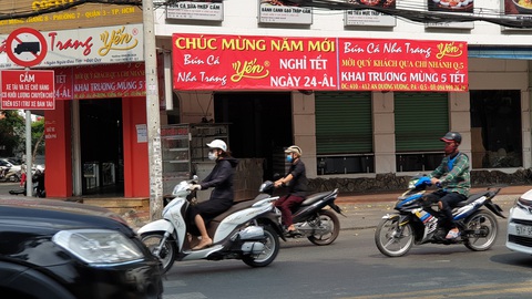 Mới 26, nhiều tiệm ở Sài Gòn bán tháo hàng, đóng cửa nghỉ tết sớm - Ảnh 2. Mới 26, nhiều tiệm ở Sài Gòn bán tháo hàng, đóng cửa nghỉ tết sớm - Ảnh 2.