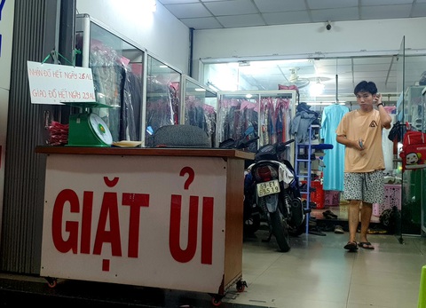 Mới 26, nhiều tiệm ở Sài Gòn bán tháo hàng, đóng cửa nghỉ tết sớm - Ảnh 3. Mới 26, nhiều tiệm ở Sài Gòn bán tháo hàng, đóng cửa nghỉ tết sớm - Ảnh 3.