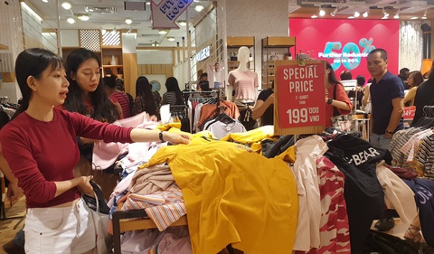 Mới 26, nhiều tiệm ở Sài Gòn bán tháo hàng, đóng cửa nghỉ tết sớm - Ảnh 5. Mới 26, nhiều tiệm ở Sài Gòn bán tháo hàng, đóng cửa nghỉ tết sớm - Ảnh 5.
