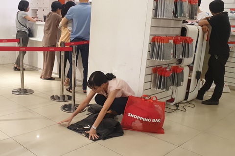 Mới 26, nhiều tiệm ở Sài Gòn bán tháo hàng, đóng cửa nghỉ tết sớm - Ảnh 7. Mới 26, nhiều tiệm ở Sài Gòn bán tháo hàng, đóng cửa nghỉ tết sớm - Ảnh 7.
