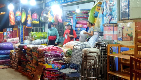 Mới 26, nhiều tiệm ở Sài Gòn bán tháo hàng, đóng cửa nghỉ tết sớm - Ảnh 8. Mới 26, nhiều tiệm ở Sài Gòn bán tháo hàng, đóng cửa nghỉ tết sớm - Ảnh 8.