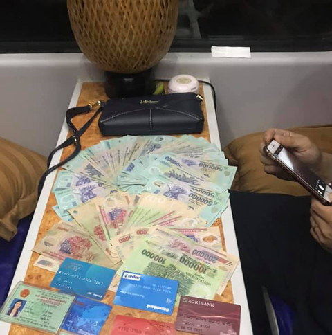 Tổ tàu SE24 trả lại 33,6 triệu đồng cho khách bỏ quên dịp tết - Ảnh 2. Tổ tàu SE24 trả lại 33,6 triệu đồng cho khách bỏ quên dịp tết - Ảnh 2.