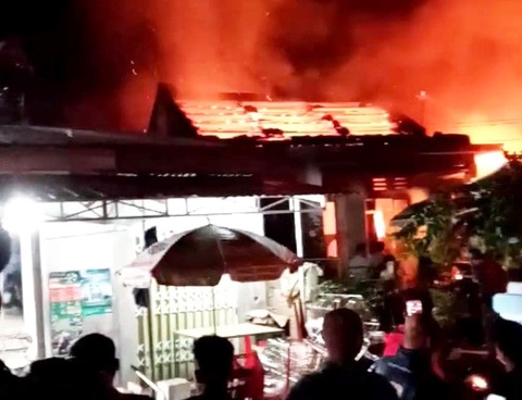 Cháy tiệm tạp hoá rồi lan ra cháy luôn nhà dân ở Quảng Nam - Ảnh 1. Cháy tiệm tạp hoá rồi lan ra cháy luôn nhà dân ở Quảng Nam - Ảnh 1.