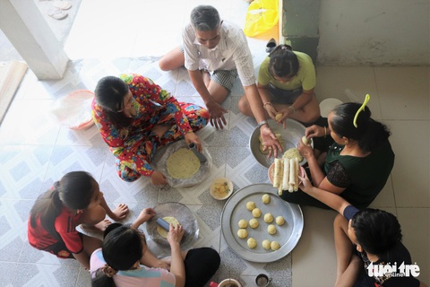 Tết về quê ngoại, thưởng thức bánh phồng nhân cơm dừa - Ảnh 1. Tết về quê ngoại, thưởng thức bánh phồng nhân cơm dừa - Ảnh 1.