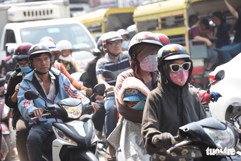 Nam Bộ oi bức, bà con về quê tết chú ý nắng nóng - Ảnh 1. Nam Bộ oi bức, bà con về quê tết chú ý nắng nóng - Ảnh 1.