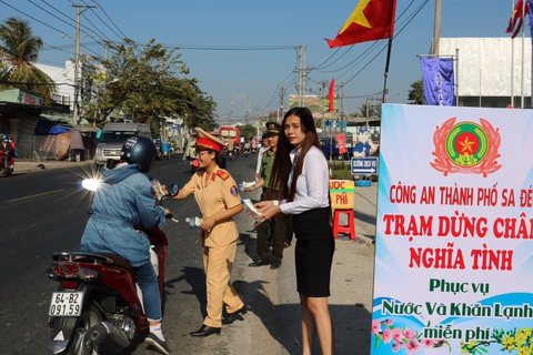 Dân miền Tây hào sảng với trạm dừng chân nghĩa tình - Ảnh 1. Dân miền Tây hào sảng với trạm dừng chân nghĩa tình - Ảnh 1.