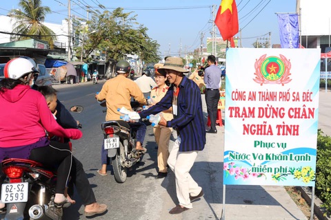 Dân miền Tây hào sảng với trạm dừng chân nghĩa tình - Ảnh 2. Dân miền Tây hào sảng với trạm dừng chân nghĩa tình - Ảnh 2.