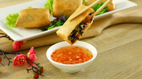 Ngán cơm tết vì quá nhiều dầu mỡ? Có ngay chả giò detox rau củ thanh mát - Ảnh 5. Ngán cơm tết vì quá nhiều dầu mỡ? Có ngay chả giò detox rau củ thanh mát - Ảnh 5.