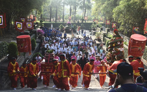 Lãnh đạo, người dân TP.HCM dự Hội xuân phương Nam, tưởng niệm các vua Hùng - Ảnh 1. Lãnh đạo, người dân TP.HCM dự Hội xuân phương Nam, tưởng niệm các vua Hùng - Ảnh 1.