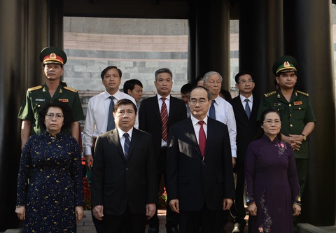 Lãnh đạo, người dân TP.HCM dự Hội xuân phương Nam, tưởng niệm các vua Hùng - Ảnh 2. Lãnh đạo, người dân TP.HCM dự Hội xuân phương Nam, tưởng niệm các vua Hùng - Ảnh 2.