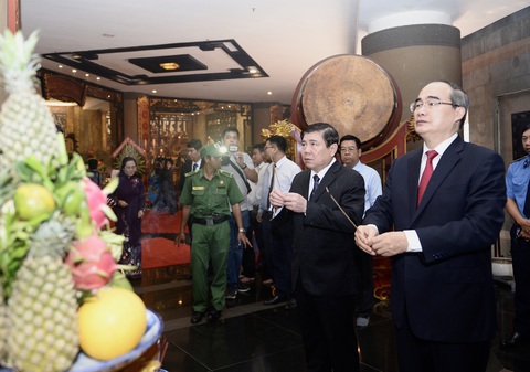 Lãnh đạo, người dân TP.HCM dự Hội xuân phương Nam, tưởng niệm các vua Hùng - Ảnh 3. Lãnh đạo, người dân TP.HCM dự Hội xuân phương Nam, tưởng niệm các vua Hùng - Ảnh 3.