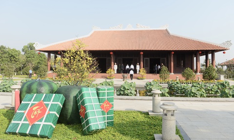 Lãnh đạo, người dân TP.HCM dự Hội xuân phương Nam, tưởng niệm các vua Hùng - Ảnh 4. Lãnh đạo, người dân TP.HCM dự Hội xuân phương Nam, tưởng niệm các vua Hùng - Ảnh 4.