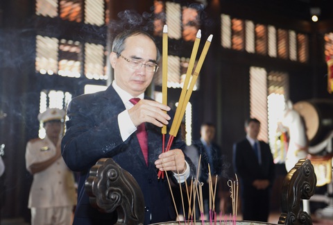 Lãnh đạo, người dân TP.HCM dự Hội xuân phương Nam, tưởng niệm các vua Hùng - Ảnh 5. Lãnh đạo, người dân TP.HCM dự Hội xuân phương Nam, tưởng niệm các vua Hùng - Ảnh 5.