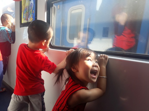 Cùng con sống chậm trên tàu về quê ăn tết - Ảnh 3. Cùng con sống chậm trên tàu về quê ăn tết - Ảnh 3.