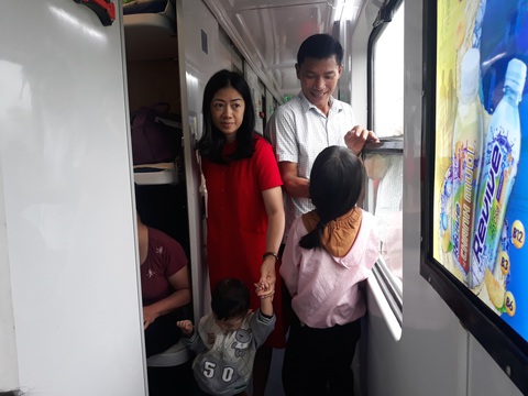 Cùng con sống chậm trên tàu về quê ăn tết - Ảnh 4. Cùng con sống chậm trên tàu về quê ăn tết - Ảnh 4.