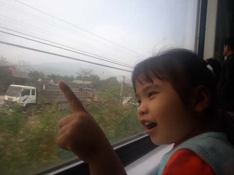 Cùng con sống chậm trên tàu về quê ăn tết - Ảnh 2. Cùng con sống chậm trên tàu về quê ăn tết - Ảnh 2.