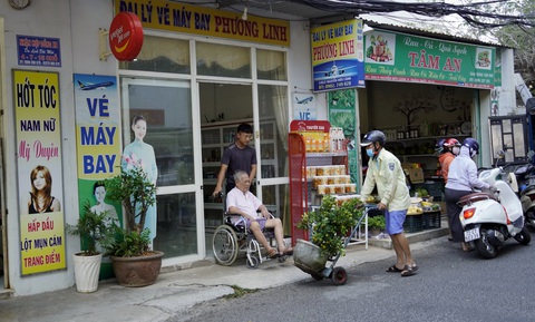 Con dâu, cháu nội đẩy xe lăn đưa cụ ông 93 tuổi đi mua hoa tết - Ảnh 3. Con dâu, cháu nội đẩy xe lăn đưa cụ ông 93 tuổi đi mua hoa tết - Ảnh 3.