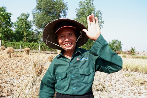 Gặt lúa giữa đồng trưa 27 tết, vợ chồng già cười tặng cả mùa xuân - Ảnh 9. Gặt lúa giữa đồng trưa 27 tết, vợ chồng già cười tặng cả mùa xuân - Ảnh 9.