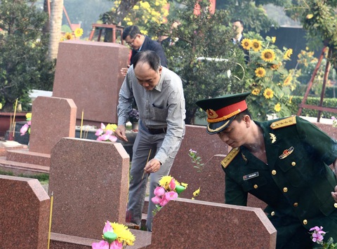 Lãnh đạo TP.HCM viếng nghĩa trang liệt sĩ TP nhân dịp tết Canh Tý - Ảnh 3. Lãnh đạo TP.HCM viếng nghĩa trang liệt sĩ TP nhân dịp tết Canh Tý - Ảnh 3.