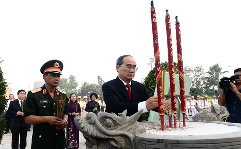 Lãnh đạo TP.HCM viếng nghĩa trang liệt sĩ TP nhân dịp tết Canh Tý - Ảnh 2. Lãnh đạo TP.HCM viếng nghĩa trang liệt sĩ TP nhân dịp tết Canh Tý - Ảnh 2.