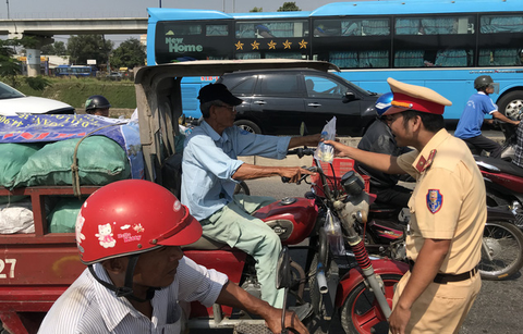 CSGT có diễn cũng là hình ảnh đáng trân trọng - Ảnh 1. CSGT có diễn cũng là hình ảnh đáng trân trọng - Ảnh 1.