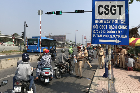CSGT có diễn cũng là hình ảnh đáng trân trọng - Ảnh 2. CSGT có diễn cũng là hình ảnh đáng trân trọng - Ảnh 2.