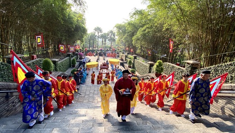 Lãnh đạo, người dân TP.HCM dự Hội xuân phương Nam, tưởng niệm các vua Hùng - Ảnh 7. Lãnh đạo, người dân TP.HCM dự Hội xuân phương Nam, tưởng niệm các vua Hùng - Ảnh 7.