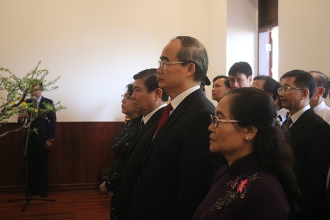 Lãnh đạo TP.HCM dâng hương Chủ tịch Hồ Chí Minh và Chủ tịch Tôn Đức Thắng - Ảnh 1. Lãnh đạo TP.HCM dâng hương Chủ tịch Hồ Chí Minh và Chủ tịch Tôn Đức Thắng - Ảnh 1.