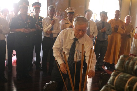 Lãnh đạo TP.HCM dâng hương Chủ tịch Hồ Chí Minh và Chủ tịch Tôn Đức Thắng - Ảnh 3. Lãnh đạo TP.HCM dâng hương Chủ tịch Hồ Chí Minh và Chủ tịch Tôn Đức Thắng - Ảnh 3.