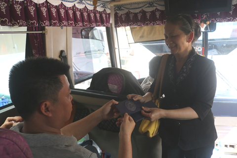 Rơi nước mắt với hơn 300 bệnh nhân ung thư về quê trên chuyến xe miễn phí - Ảnh 1. Rơi nước mắt với hơn 300 bệnh nhân ung thư về quê trên chuyến xe miễn phí - Ảnh 1.