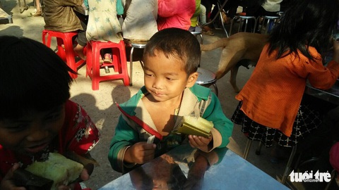 Tất niên với bánh chưng, mấy lát giò, vài quả quýt của thầy trò miền biên viễn - Ảnh 1. Tất niên với bánh chưng, mấy lát giò, vài quả quýt của thầy trò miền biên viễn - Ảnh 1.
