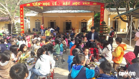 Tất niên với bánh chưng, mấy lát giò, vài quả quýt của thầy trò miền biên viễn - Ảnh 5. Tất niên với bánh chưng, mấy lát giò, vài quả quýt của thầy trò miền biên viễn - Ảnh 5.