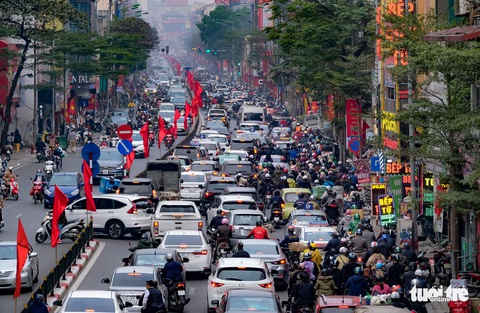 Hà Nội tắc khắp mọi ngả đường chiều 27 tết - Ảnh 3. Hà Nội tắc khắp mọi ngả đường chiều 27 tết - Ảnh 3.