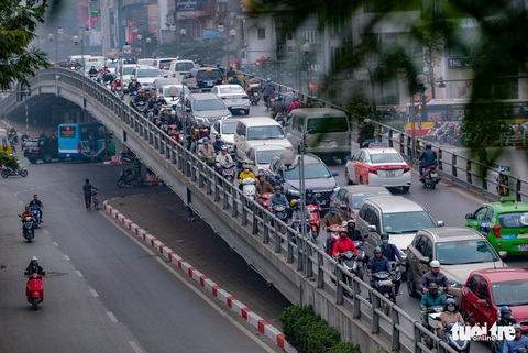 Hà Nội tắc khắp mọi ngả đường chiều 27 tết - Ảnh 4. Hà Nội tắc khắp mọi ngả đường chiều 27 tết - Ảnh 4.