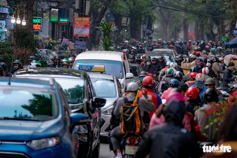 Hà Nội tắc khắp mọi ngả đường chiều 27 tết - Ảnh 5. Hà Nội tắc khắp mọi ngả đường chiều 27 tết - Ảnh 5.