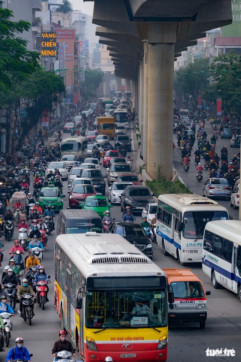 Hà Nội tắc khắp mọi ngả đường chiều 27 tết - Ảnh 9. Hà Nội tắc khắp mọi ngả đường chiều 27 tết - Ảnh 9.