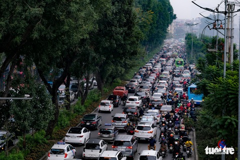 Hà Nội tắc khắp mọi ngả đường chiều 27 tết - Ảnh 1. Hà Nội tắc khắp mọi ngả đường chiều 27 tết - Ảnh 1.