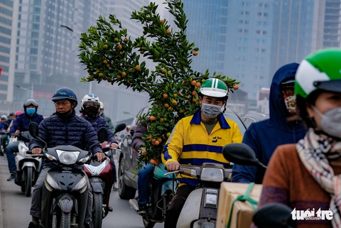 Hà Nội tắc khắp mọi ngả đường chiều 27 tết - Ảnh 6. Hà Nội tắc khắp mọi ngả đường chiều 27 tết - Ảnh 6.