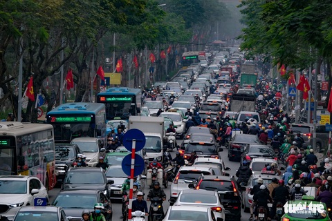 Hà Nội tắc khắp mọi ngả đường chiều 27 tết - Ảnh 2. Hà Nội tắc khắp mọi ngả đường chiều 27 tết - Ảnh 2.