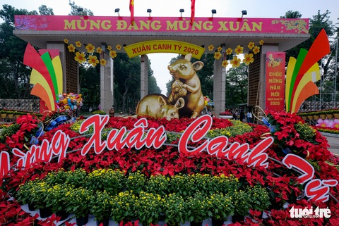 Tết Nguyên đán Canh Tý: Hà Nội chuột vàng, chuột đỏ khắp nơi - Ảnh 1. Tết Nguyên đán Canh Tý: Hà Nội chuột vàng, chuột đỏ khắp nơi - Ảnh 1.