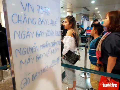 Máy bay liên tục hoãn chuyến, hành khách nằm, ngồi la liệt ở Tân Sơn Nhất - Ảnh 5. Máy bay liên tục hoãn chuyến, hành khách nằm, ngồi la liệt ở Tân Sơn Nhất - Ảnh 5.