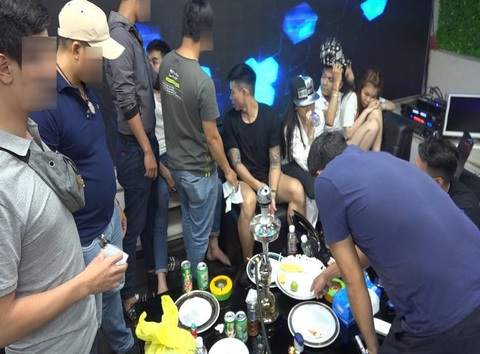 Bắt quả tang 20 nam nữ thuê nhà ‘bay lắc’ tất niên ở Sài Gòn - Ảnh 2. Bắt quả tang 20 nam nữ thuê nhà ‘bay lắc’ tất niên ở Sài Gòn - Ảnh 2.