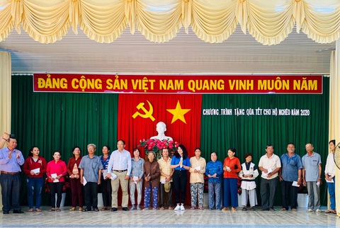 Novaland thăm hỏi, tặng quà tết - Ảnh 2. Novaland thăm hỏi, tặng quà tết - Ảnh 2.